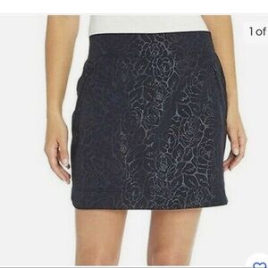 Orvis women embossed black skirt with shorts underneath  skort size medium